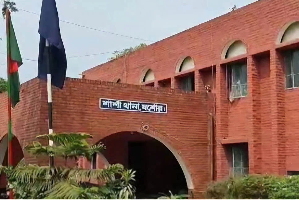 মসজিদে ঢুকে চার মুসল্লিকে কুপিয়ে জখম